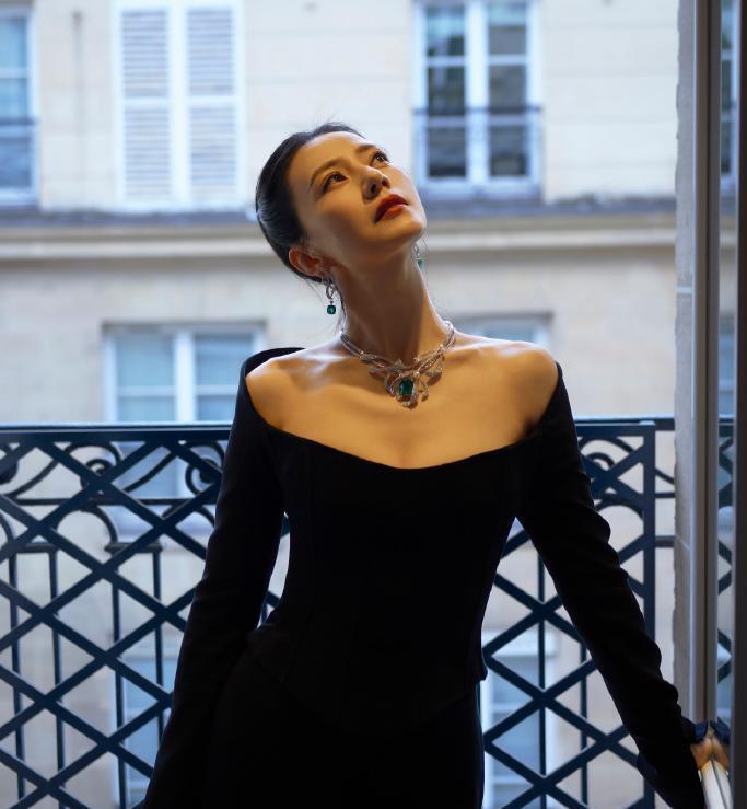 45岁高圆圆身材微丰，臂膀圆润有肚腩 岁