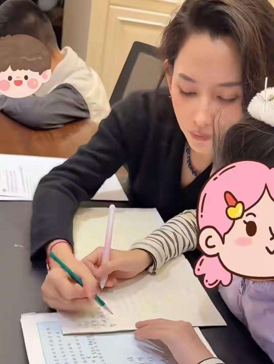 汪峰女友森林北的幸福日常！儿女贴心孝顺，儿子做饭女儿扎辫羡煞旁人(图2)