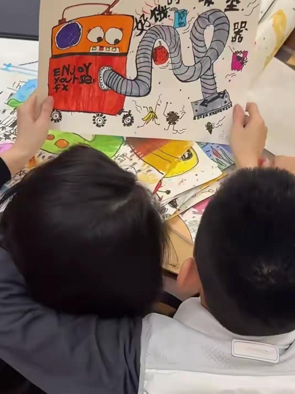 汪峰女友森林北的幸福日常！儿女贴心孝顺，儿子做饭女儿扎辫羡煞旁人(图1)