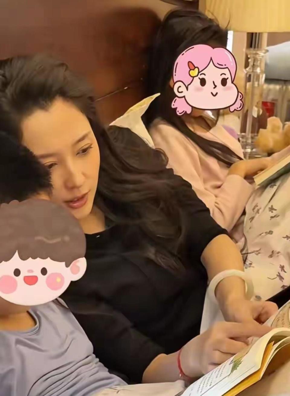 汪峰女友森林北的幸福日常！儿女贴心孝顺，儿子做饭女儿扎辫羡煞旁人(图4)