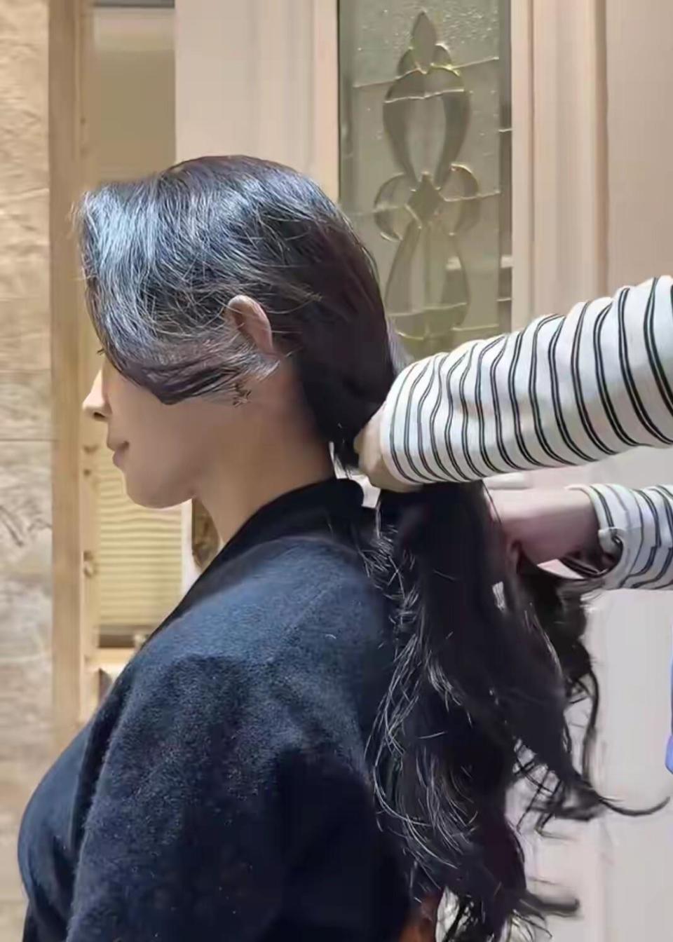 汪峰女友森林北的幸福日常！儿女贴心孝顺，儿子做饭女儿扎辫羡煞旁人(图3)