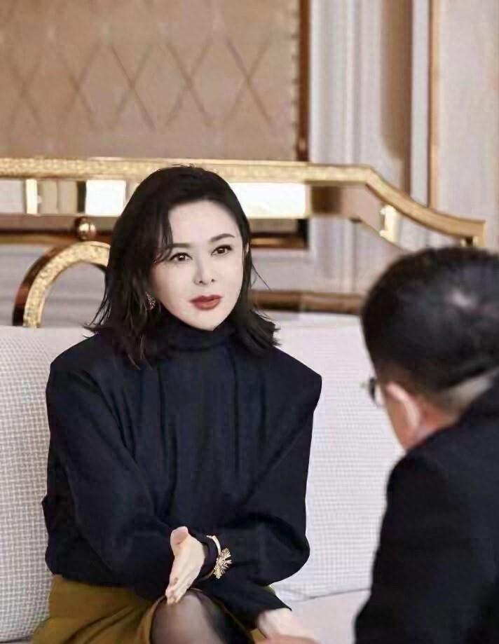 63岁关之琳街头生图曝光，皮肤紧致惊呆网