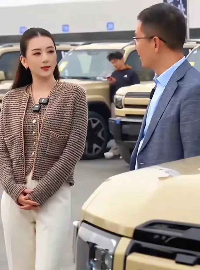 39岁方媛刚出月子就户外站台，被狂风吹得