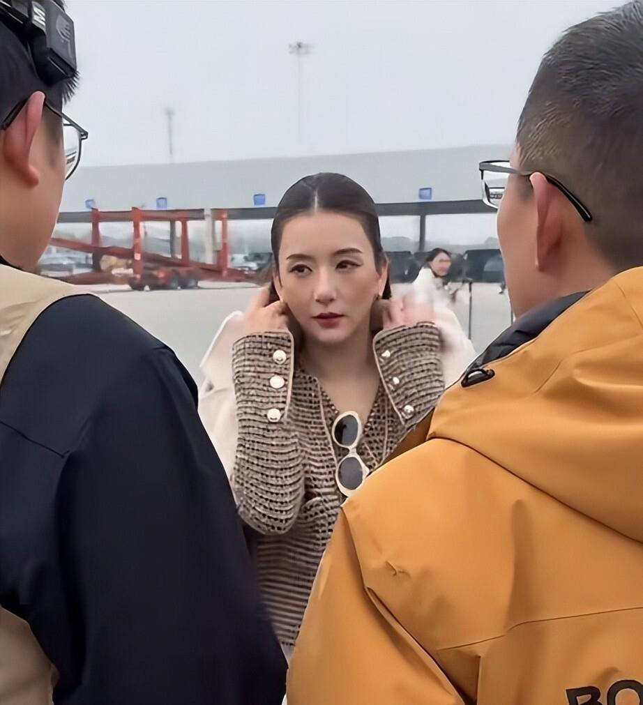 39岁方媛刚出月子就户外站台，被狂风吹得脸红，为了工作也太拼了(图3)