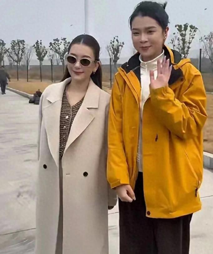 39岁方媛刚出月子就户外站台，被狂风吹得脸红，为了工作也太拼了(图5)