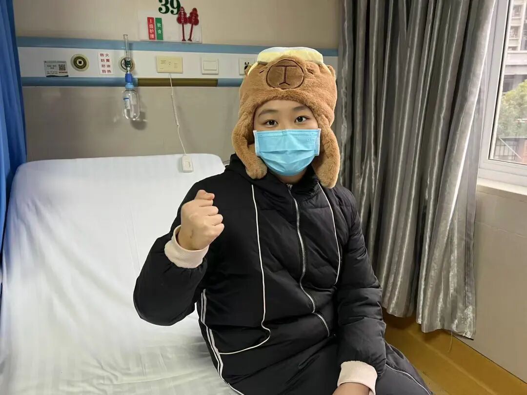 白血病寻亲女孩转至江苏治疗，无锡医疗专家全程护送，养母发声(图1)