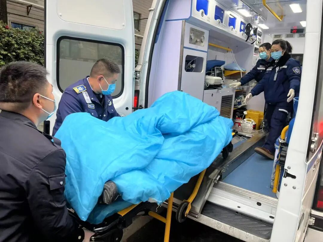 白血病寻亲女孩转至江苏治疗，无锡医疗专家全程护送，养母发声(图2)