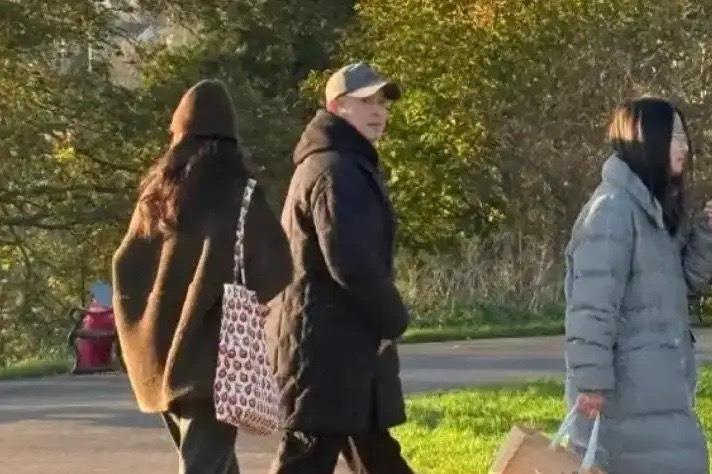 胡可14岁儿子晒留学生活，住60平套房有两面墙衣柜，吃火鸡面解馋(图2)