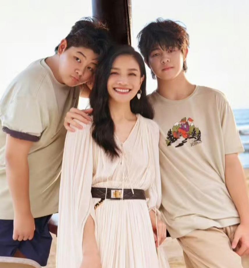 胡可14岁儿子晒留学生活，住60平套房有两面墙衣柜，吃火鸡面解馋(图4)