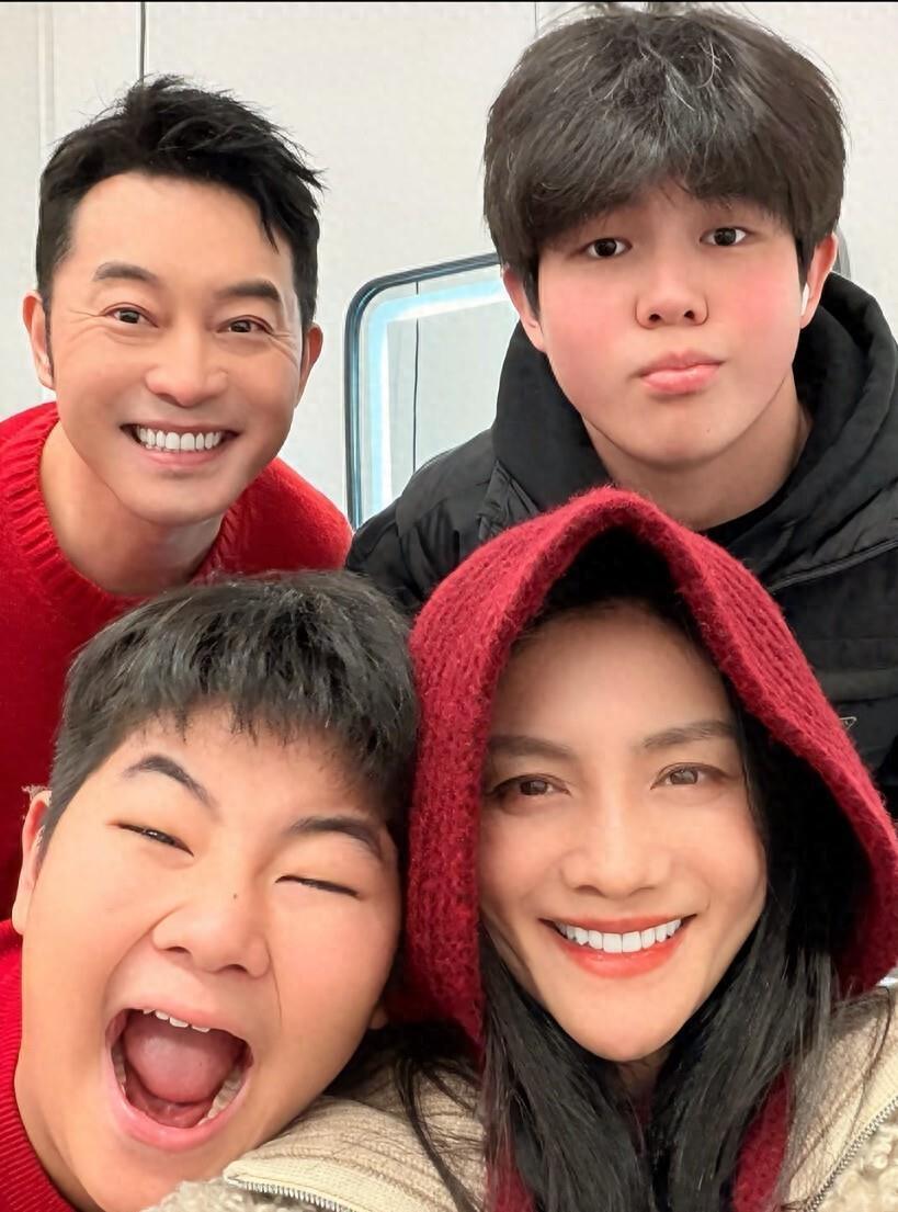 胡可14岁儿子晒留学生活，住60平套房有两面墙衣柜，吃火鸡面解馋(图5)