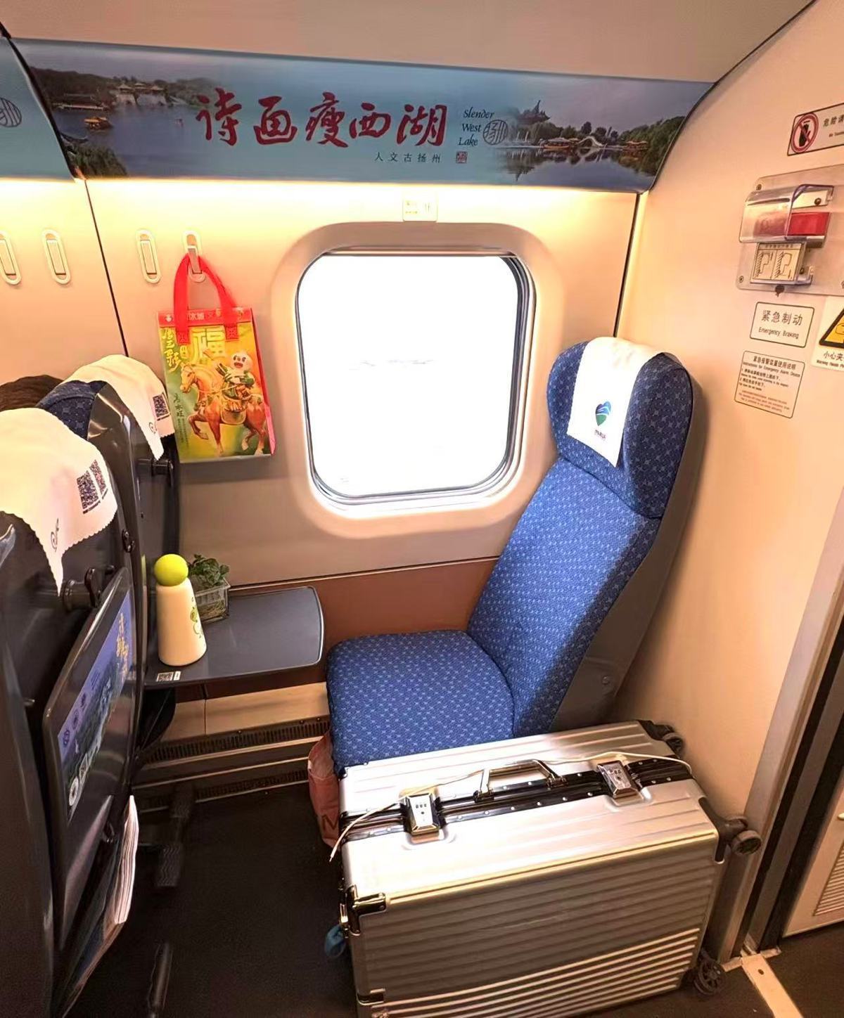 女子买到二等座“单人座位”，12306回