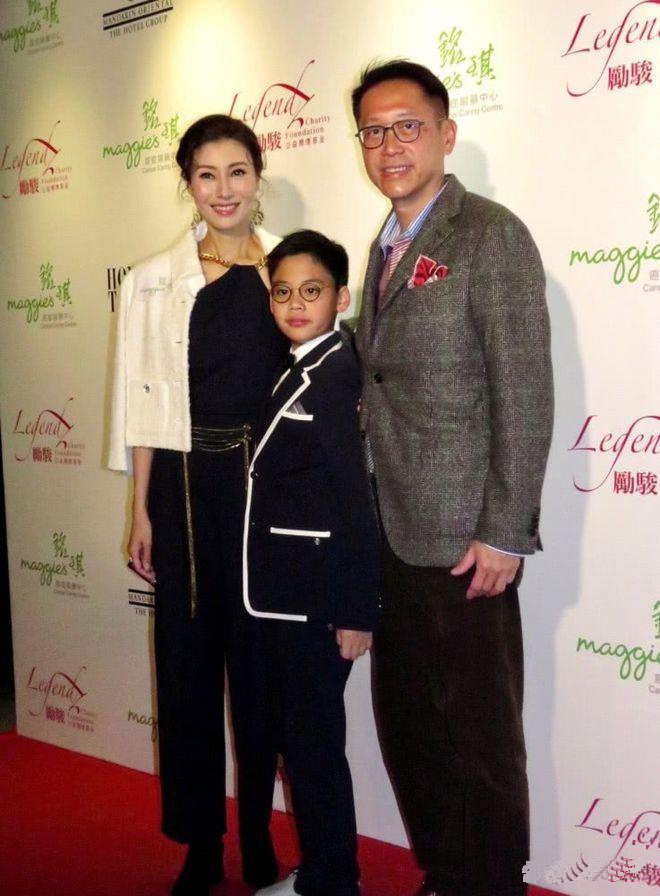 李嘉欣赴伦敦陪儿子，与雷颂德妻子聚会，雷颂德全家移居当地八年(图9)