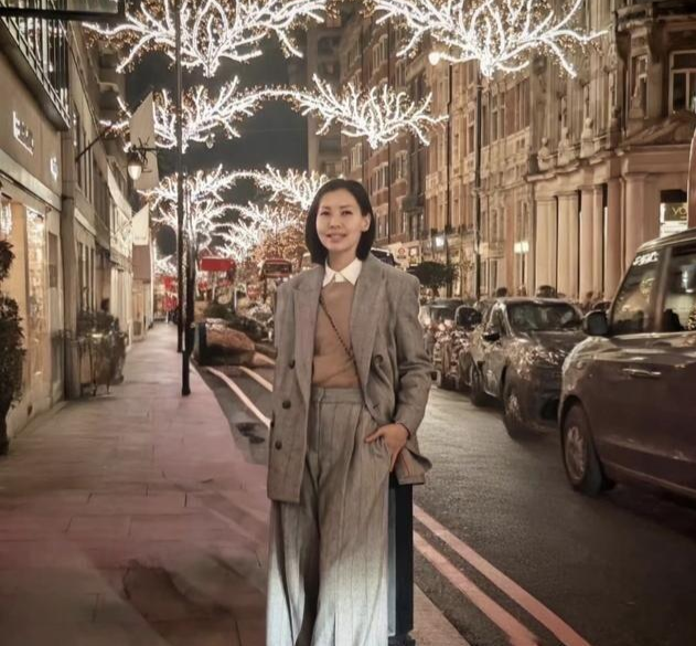 李嘉欣赴伦敦陪儿子，与雷颂德妻子聚会，雷