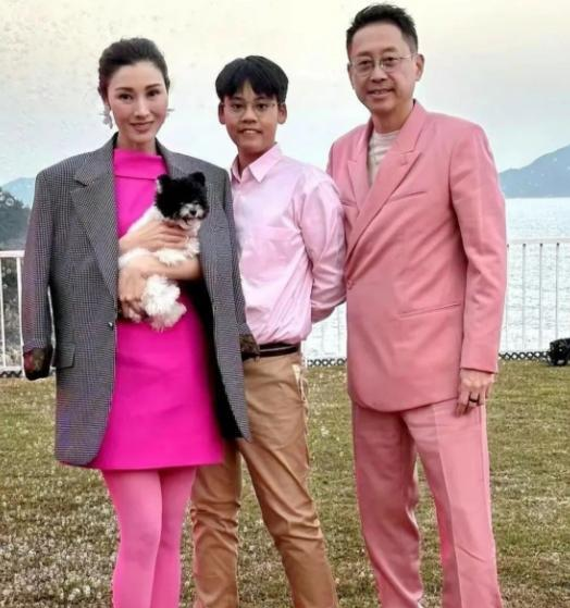 李嘉欣赴伦敦陪儿子，与雷颂德妻子聚会，雷颂德全家移居当地八年(图3)