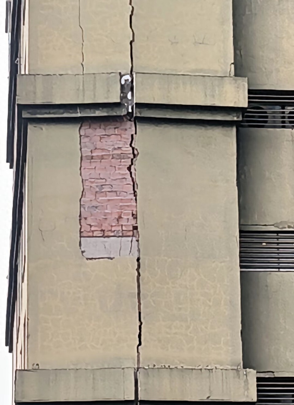 居民楼出现50米长裂缝，街道办通报