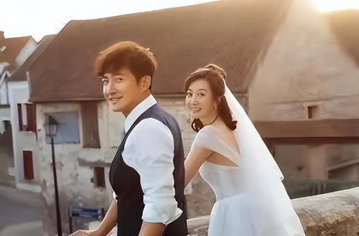 和蒋欣相恋多年，他转身娶了小4岁娇妻，如今妻子和他红透半边天(图4)