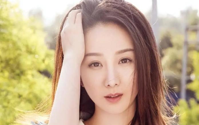 和蒋欣相恋多年，他转身娶了小4岁娇妻，如今妻子和他红透半边天(图1)