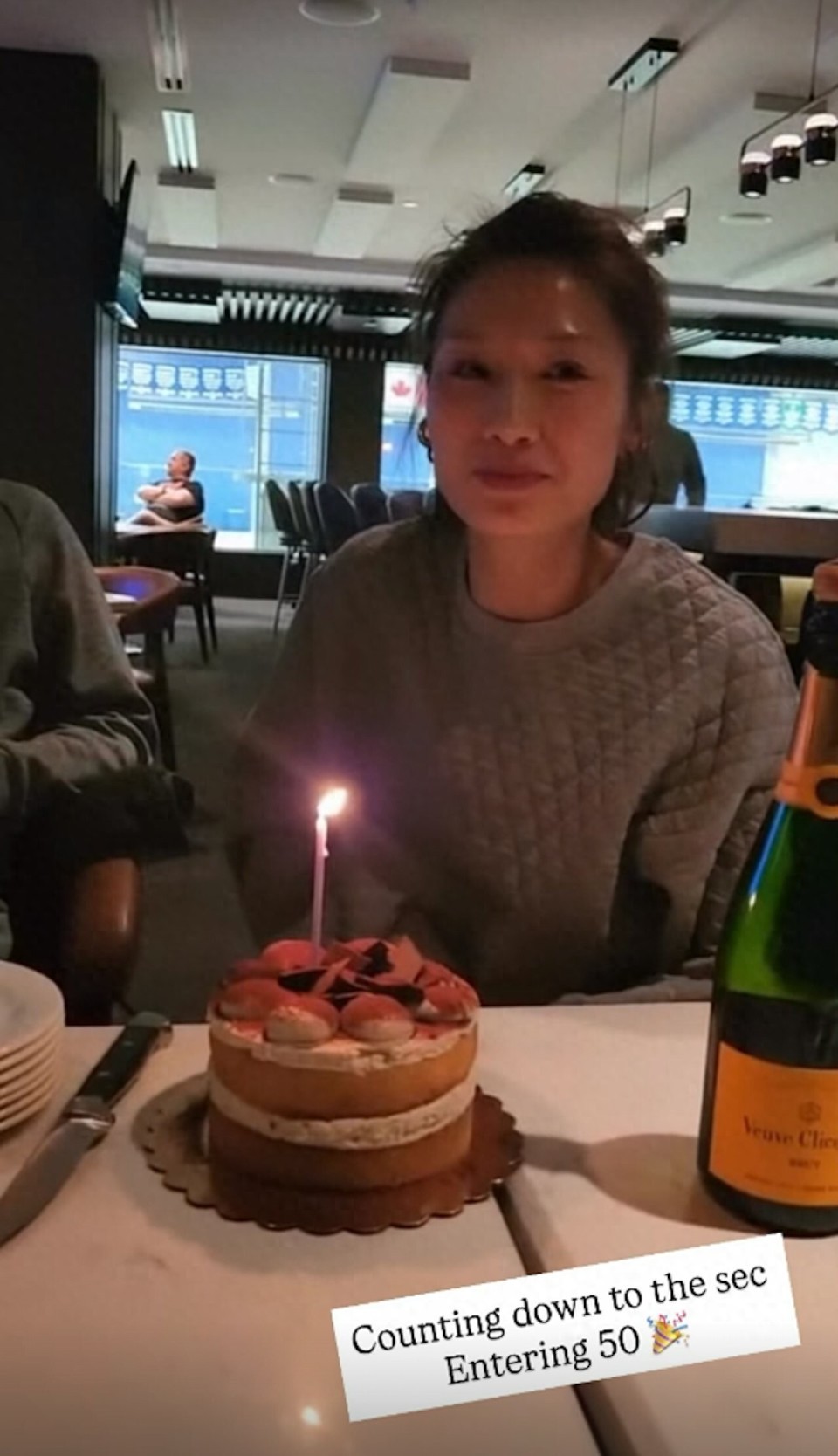 袁彩云盛装庆祝50岁生日，与12岁女儿吹