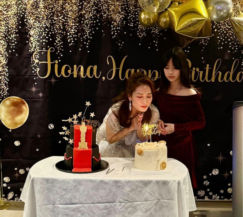 袁彩云盛装庆祝50岁生日,与12岁女儿吹蜡烛,丈夫也在喝得脸通红(图2) 袁彩云盛装庆祝50岁生日,与12岁女儿吹蜡烛,丈夫也在喝得脸通红(图2)