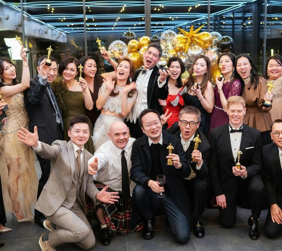 袁彩云盛装庆祝50岁生日,与12岁女儿吹蜡烛,丈夫也在喝得脸通红(图3) 袁彩云盛装庆祝50岁生日,与12岁女儿吹蜡烛,丈夫也在喝得脸通红(图3)