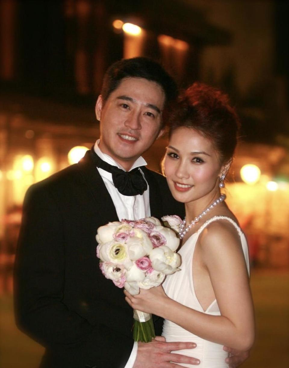 袁彩云盛装庆祝50岁生日,与12岁女儿吹蜡烛,丈夫也在喝得脸通红(图6) 袁彩云盛装庆祝50岁生日,与12岁女儿吹蜡烛,丈夫也在喝得脸通红(图6)