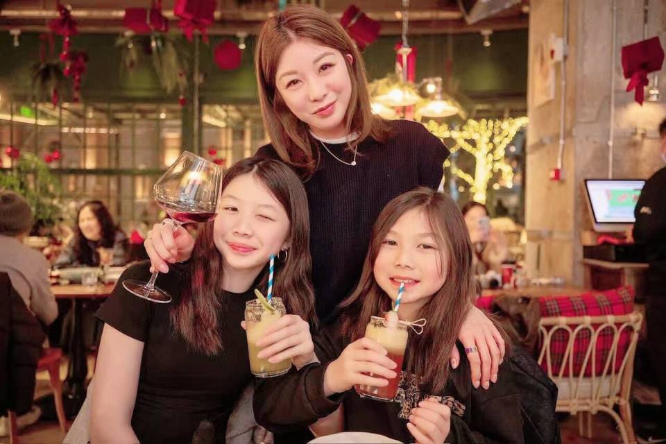 43岁港姐自曝被离婚，已与俩女儿移居上海，离婚两个月寻获新恋情(图6)