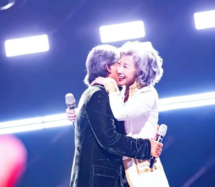 钱再多也没用,林子祥叶倩文如今现状,给“老少恋”夫妻提了个醒(图18) 钱再多也没用,林子祥叶倩文如今现状,给“老少恋”夫妻提了个醒(图18)