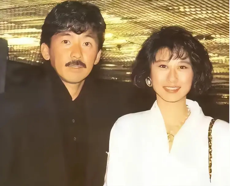 钱再多也没用,林子祥叶倩文如今现状,给“老少恋”夫妻提了个醒(图16) 钱再多也没用,林子祥叶倩文如今现状,给“老少恋”夫妻提了个醒(图16)