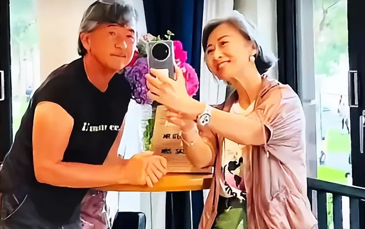 钱再多也没用,林子祥叶倩文如今现状,给“老少恋”夫妻提了个醒(图22) 钱再多也没用,林子祥叶倩文如今现状,给“老少恋”夫妻提了个醒(图22)