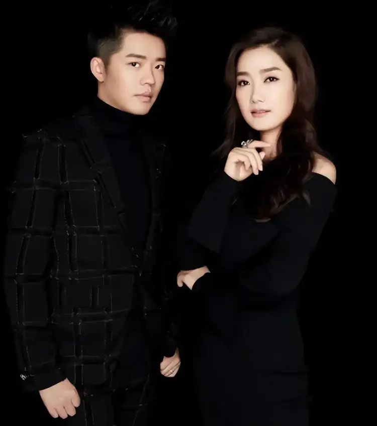 曾毅被“封杀”7个月后,凤凰传奇再度复出,玲花找的靠山没人敢动(图2) 曾毅被“封杀”7个月后,凤凰传奇再度复出,玲花找的靠山没人敢动(图2)