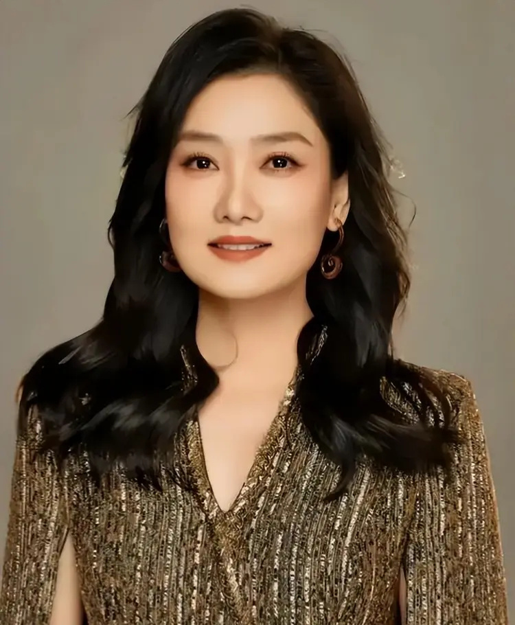 曾毅被“封杀”7个月后,凤凰传奇再度复出,玲花找的靠山没人敢动(图13) 曾毅被“封杀”7个月后,凤凰传奇再度复出,玲花找的靠山没人敢动(图13)