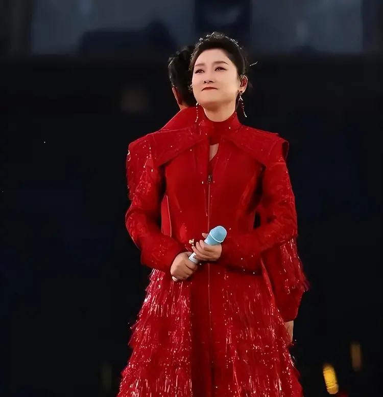 曾毅被“封杀”7个月后,凤凰传奇再度复出,玲花找的靠山没人敢动(图14) 曾毅被“封杀”7个月后,凤凰传奇再度复出,玲花找的靠山没人敢动(图14)