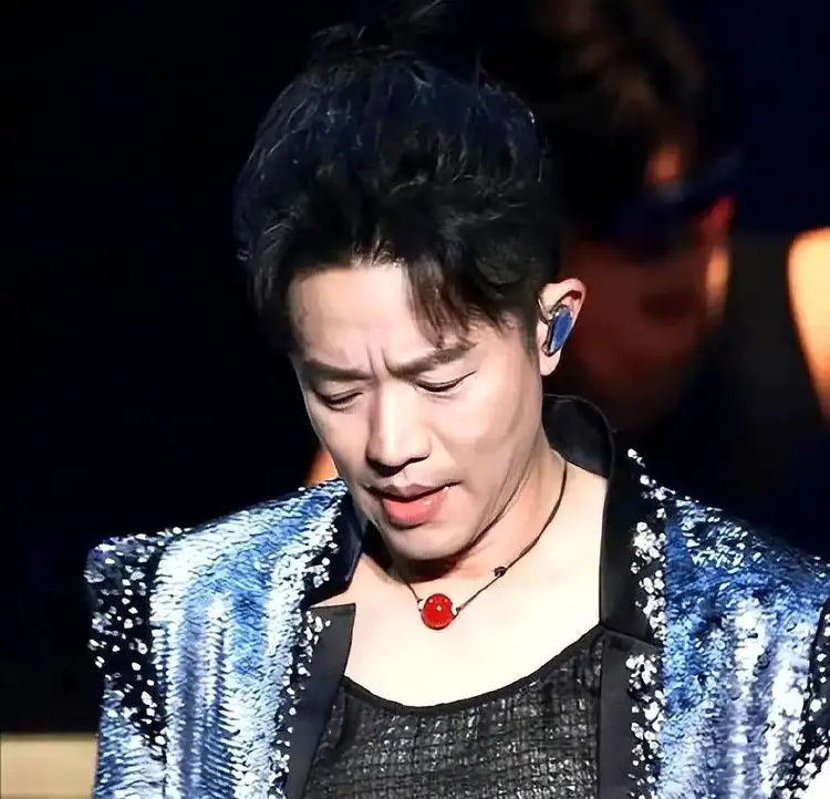 曾毅被“封杀”7个月后,凤凰传奇再度复出,玲花找的靠山没人敢动(图18) 曾毅被“封杀”7个月后,凤凰传奇再度复出,玲花找的靠山没人敢动(图18)