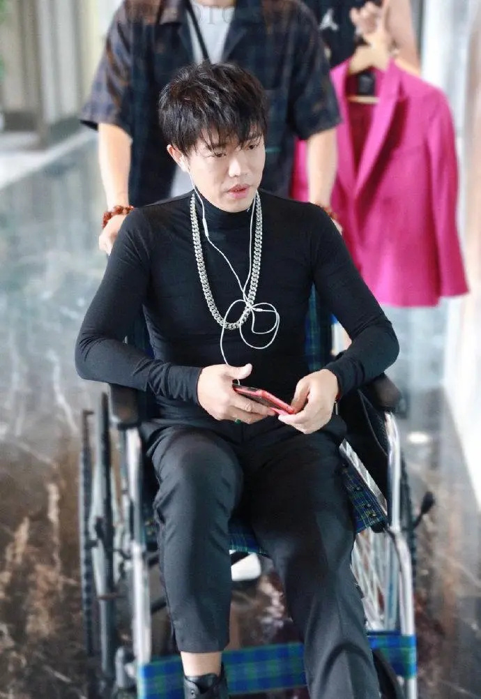 曾毅被“封杀”7个月后,凤凰传奇再度复出,玲花找的靠山没人敢动(图17) 曾毅被“封杀”7个月后,凤凰传奇再度复出,玲花找的靠山没人敢动(图17)