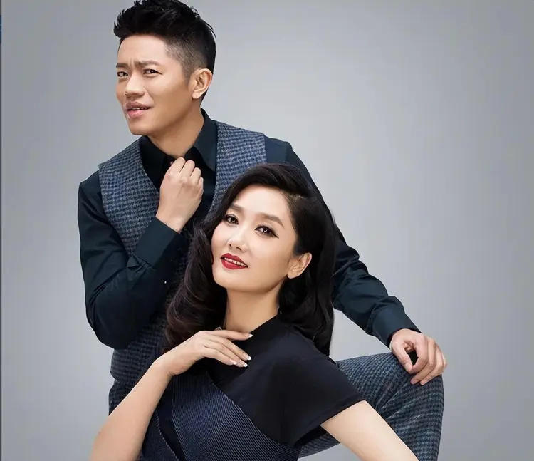 曾毅被“封杀”7个月后,凤凰传奇再度复出,玲花找的靠山没人敢动(图19) 曾毅被“封杀”7个月后,凤凰传奇再度复出,玲花找的靠山没人敢动(图19)