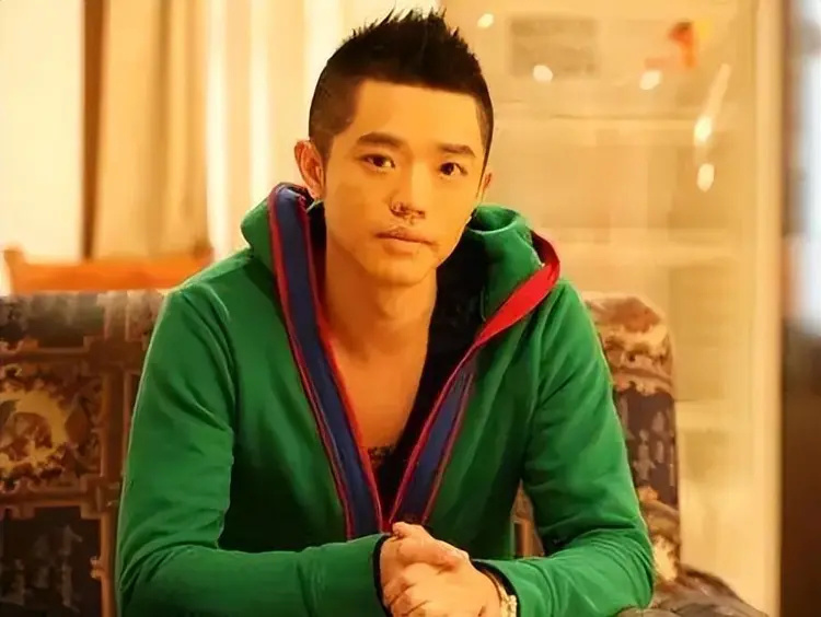 曾毅被“封杀”7个月后,凤凰传奇再度复出,玲花找的靠山没人敢动(图35) 曾毅被“封杀”7个月后,凤凰传奇再度复出,玲花找的靠山没人敢动(图35)