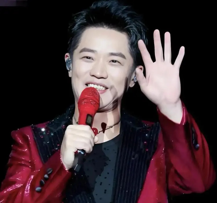 曾毅被“封杀”7个月后,凤凰传奇再度复出,玲花找的靠山没人敢动(图34) 曾毅被“封杀”7个月后,凤凰传奇再度复出,玲花找的靠山没人敢动(图34)