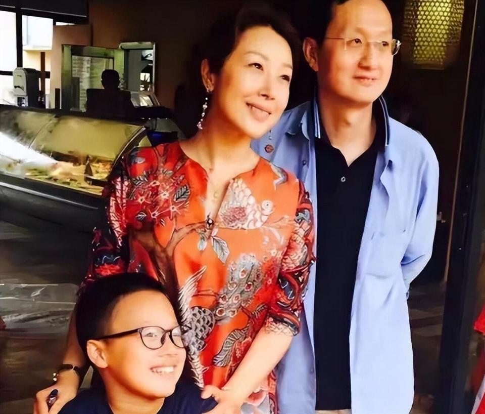 嫁大9岁的离异富豪，生了冠军儿子，53岁的孙悦状态比20岁还好(图17)