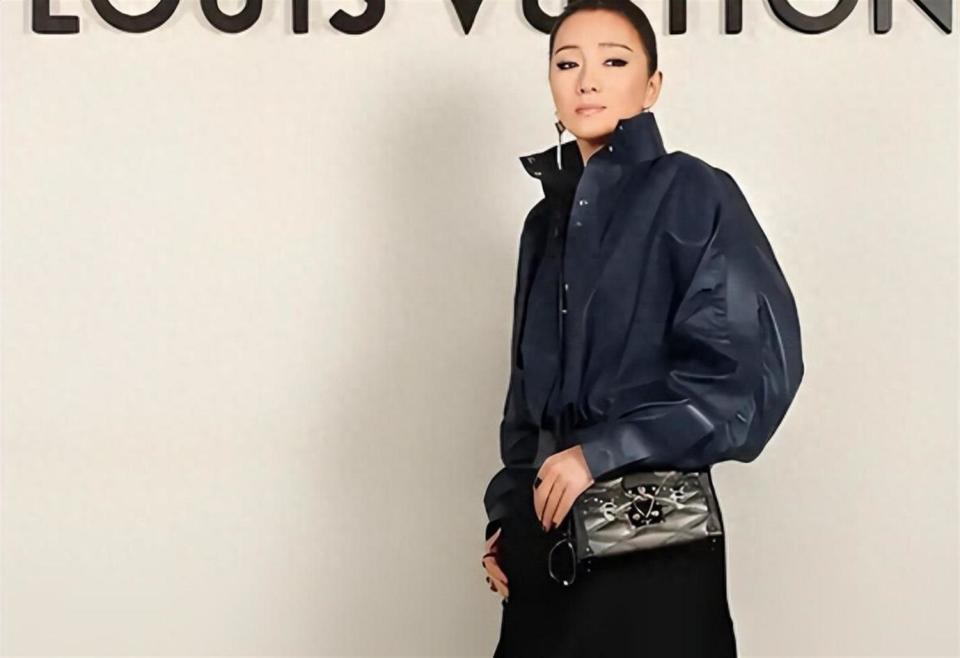 巩俐：姐姐和父亲接连去世，我用孝心托起98岁老母亲的晚年(图1)