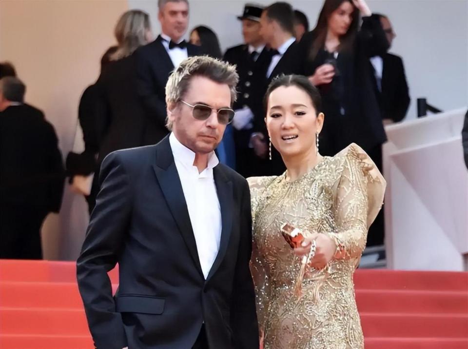 巩俐：姐姐和父亲接连去世，我用孝心托起98岁老母亲的晚年(图16)