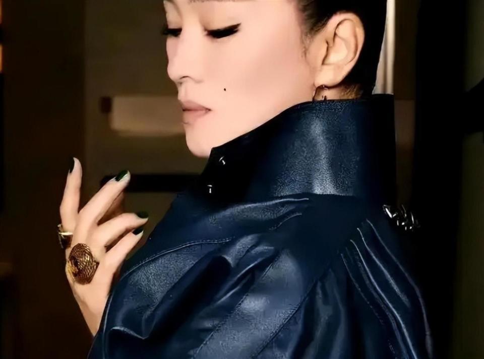 巩俐：姐姐和父亲接连去世，我用孝心托起98岁老母亲的晚年(图13)