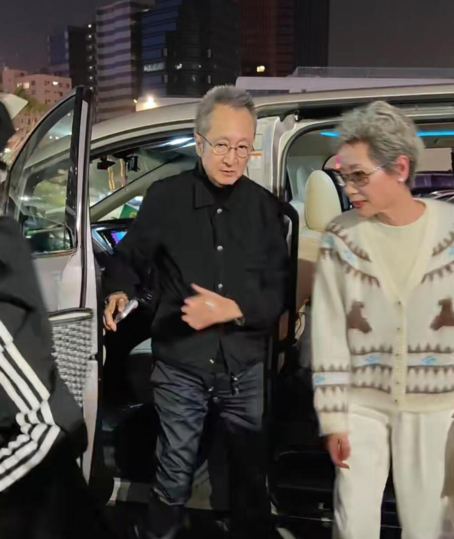 62岁叶童和老公陈国熹一起去看演唱会，夫妻俩都白发苍苍了(图2)