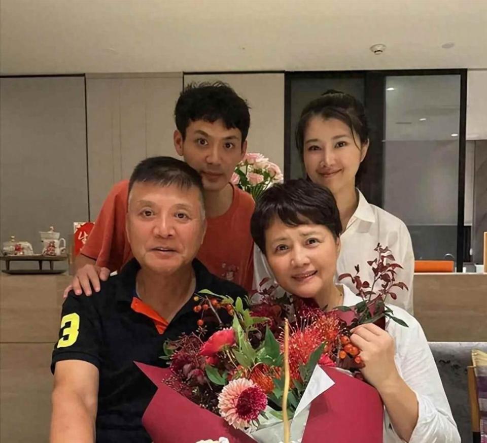 儿女都是债，女儿离婚儿子成剩男，如今60