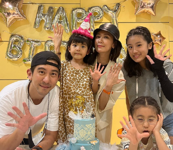 看了贾静雯大女儿颜值变化，才懂赵又廷的心酸：女儿像爹太愁人了(图19)