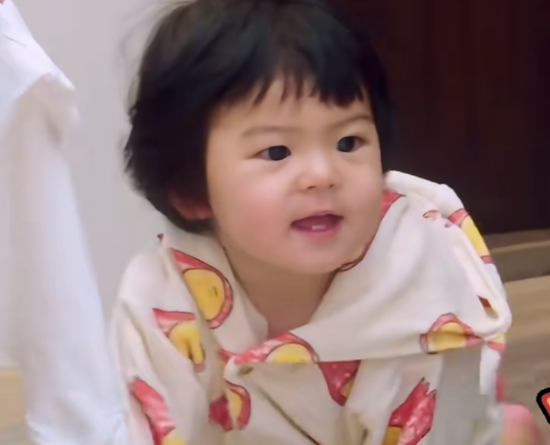 看了贾静雯大女儿颜值变化，才懂赵又廷的心酸：女儿像爹太愁人了(图21)