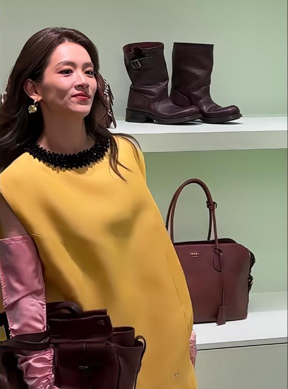 成都这一天，35岁李沁和32岁陈浩宇同框，骨相和皮相的差别真的很大(图5)