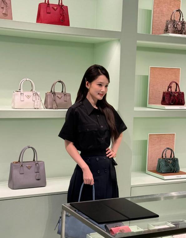 成都这一天，35岁李沁和32岁陈浩宇同框，骨相和皮相的差别真的很大(图2)