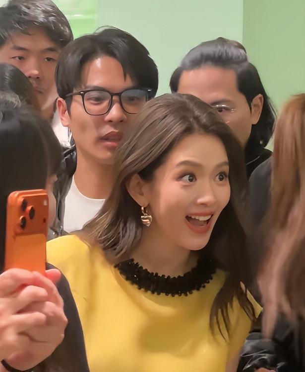 成都这一天，35岁李沁和32岁陈浩宇同框，骨相和皮相的差别真的很大(图10)