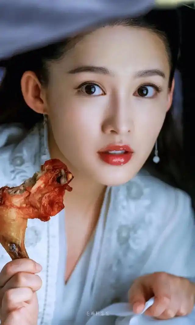 成都这一天，35岁李沁和32岁陈浩宇同框，骨相和皮相的差别真的很大(图8)