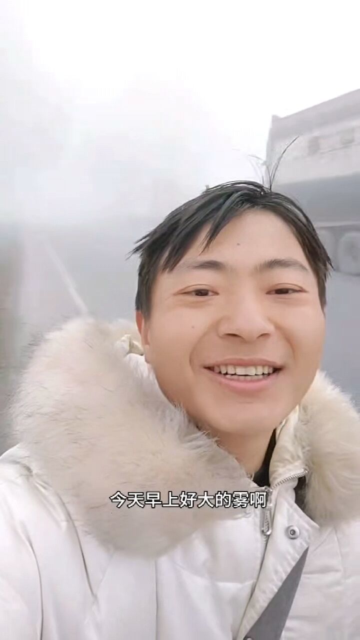 26岁男子从杭州徒步回重庆，53天走1400多公里，途中受邀吃杀猪饭(图1)